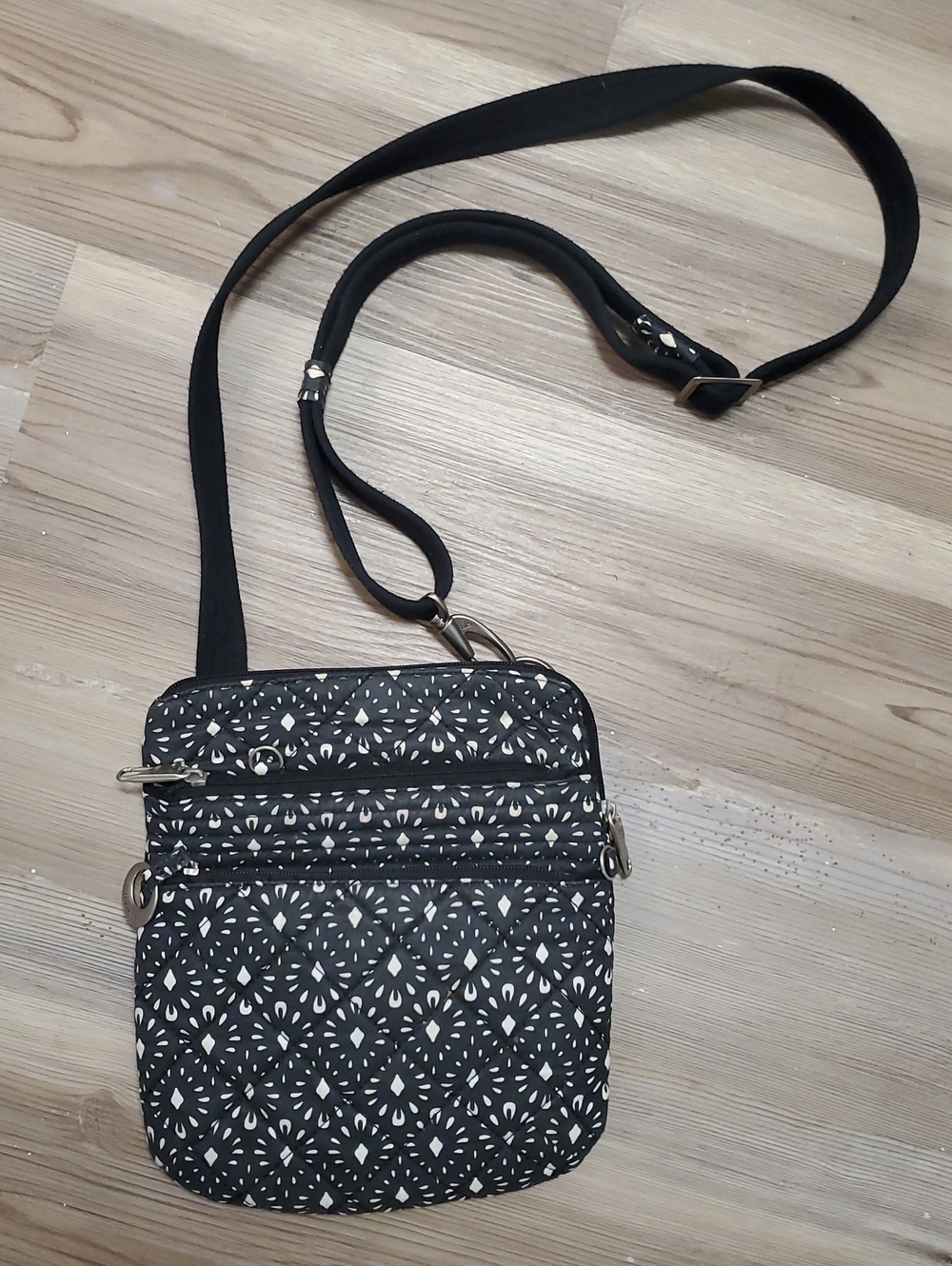 Travelon Black And White Cross Body Bag. 5 Compartments.